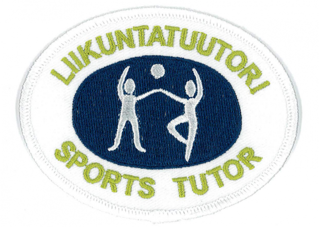 Ett halarmärke med vit botten där det står ”liikuntatuutori / sports tutor” i grönt. På märket kan man se två figurer som idrottar tillsammans.
