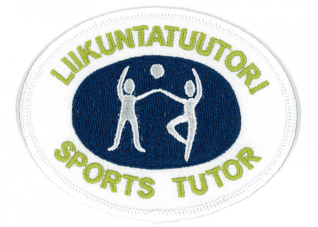 Valkopohjainen haalarimerkki, jossa lukee vihreällä tekstillä “liikuntatuutori / sports tutor”. Merkissä kaksi hahmoa liikkuvat yhdessä.