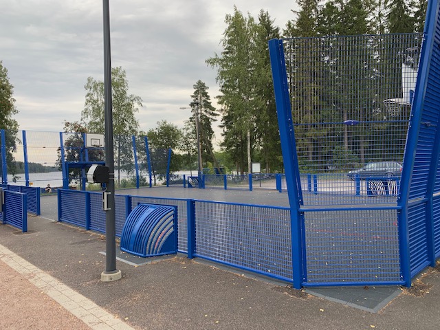 Kuvassa Lappeenrannan korkeakoulukampuksen pihalla olevasta monitoimiurheilukaukalo. Kaukalossa voi pelata sählyä tai koripalloa.