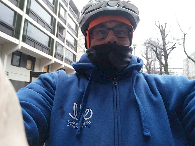 Lähikuvassa korkeakoululiikunnan erityisasiantuntija Jussi Ansala. Ansalalla on päässään pyöräilykypärä ja hän on matkalla töihin.