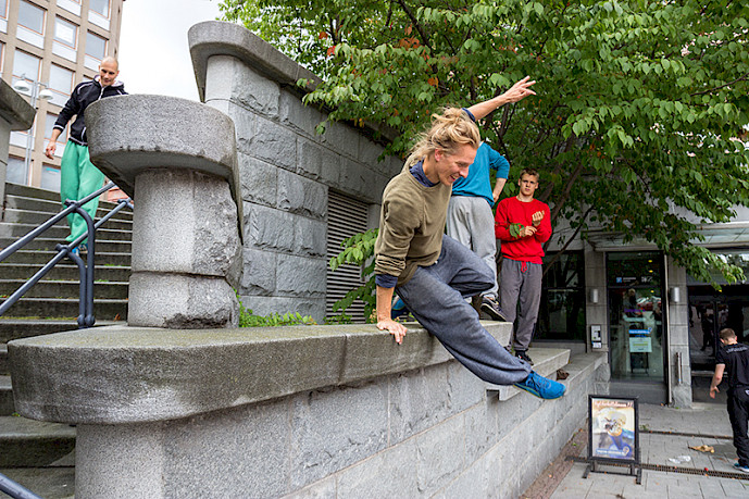 En bild som innehåller objekt stenmur, byggnad, person, man, parkour och forcera hinder.