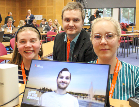 OLL:n hallitus 2022 valintansa jälkeen liittokokouksessa marraskuussa: Tekla Kosonen (vas.), Jani Ressi, Essi Lumme ja Pekko Pirhonen (kuvaruudulla).