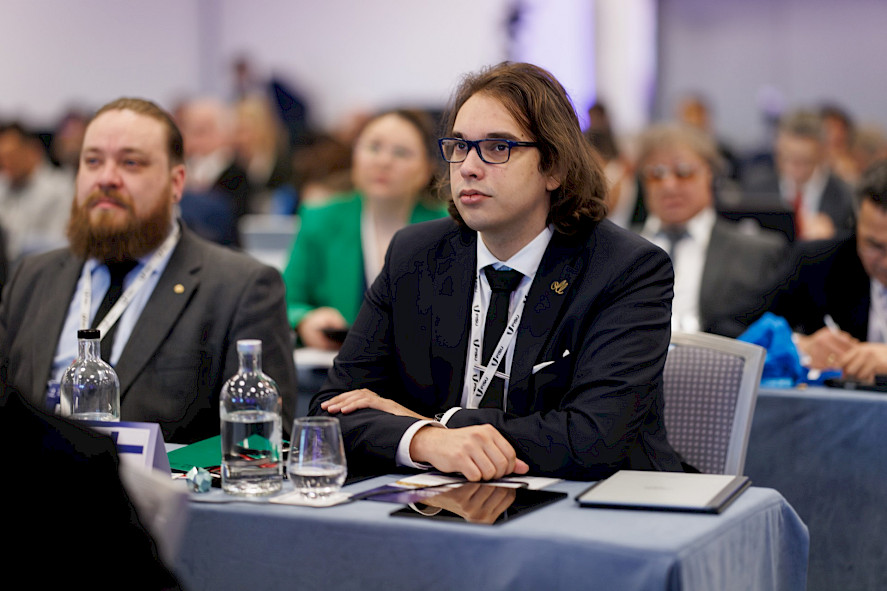 Niko Peltokangas (vas.) ja Lari Koskinen istuvat Suomen delegaation pöydän ääressä FISU:n liittokokouksessa.