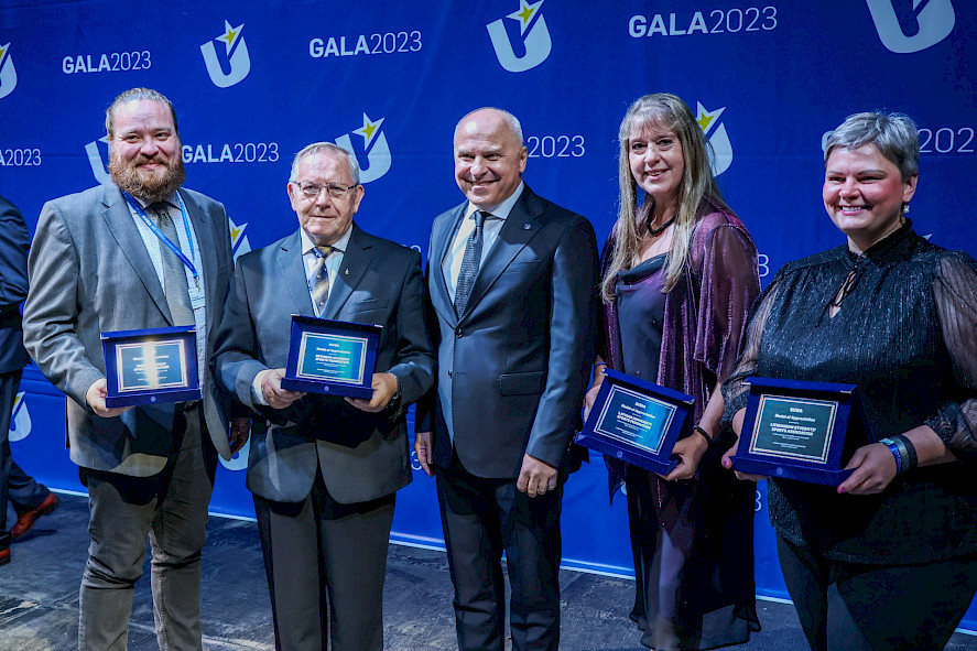 Niko Peltokangas ja Baltian maiden liittojen edustajat poseeraavat kunniamitalit kädessään EUSA:n puheenjohtajan Adam Rozcekin kanssa.